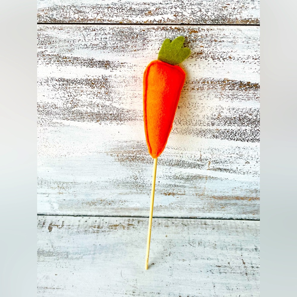 *Felt Carrot Poke